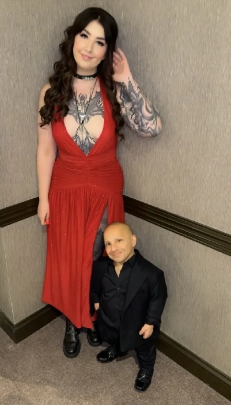 U vezi je s dečkom visokim samo 89 cm, no kamo sreće da je to jedina očita razlika koja ih dijeli