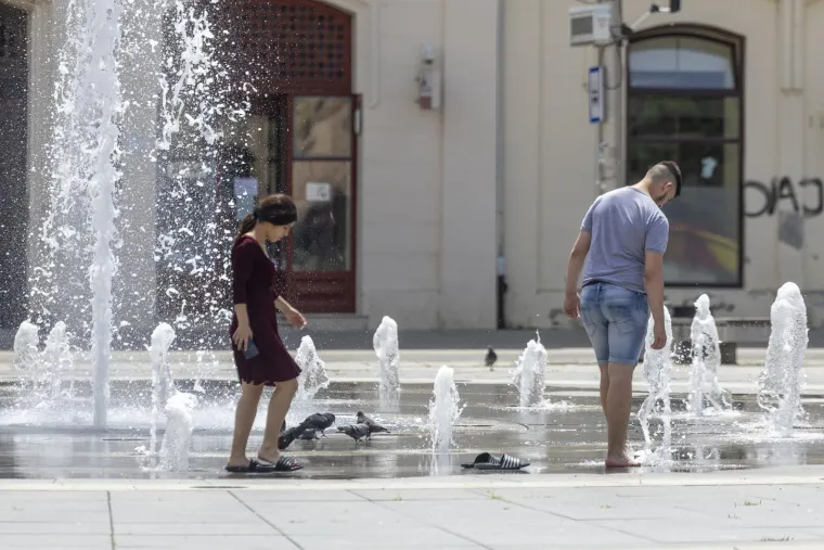 Vrućine izmamile ljude na plaže, a pazite gdje su Slavonci potražili osvježenje
