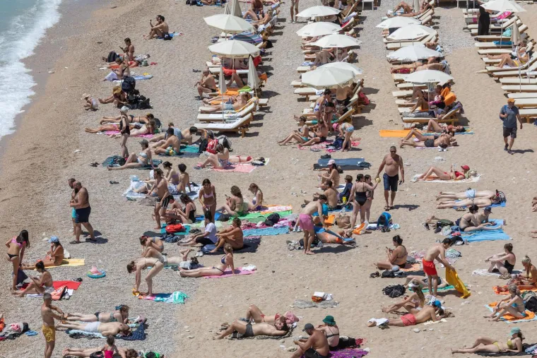 Vrućine izmamile ljude na plaže, a pazite gdje su Slavonci potražili osvježenje