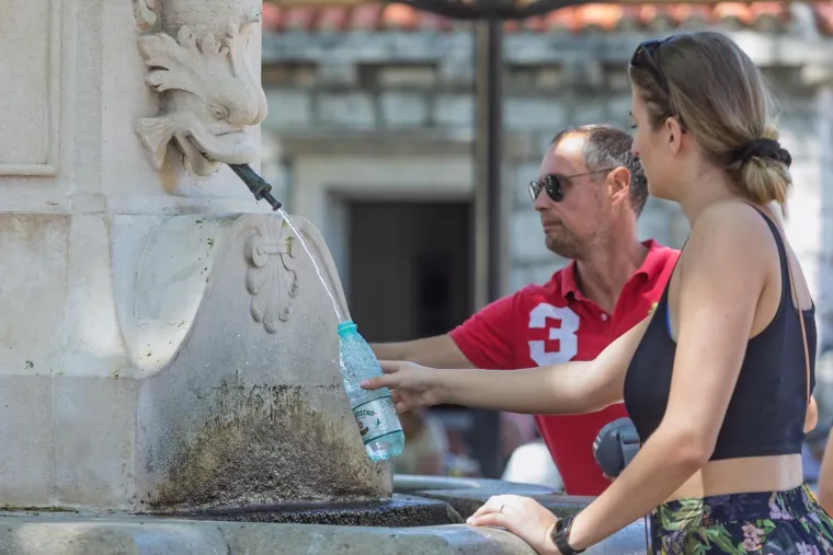 Vrućine izmamile ljude na plaže, a pazite gdje su Slavonci potražili osvježenje