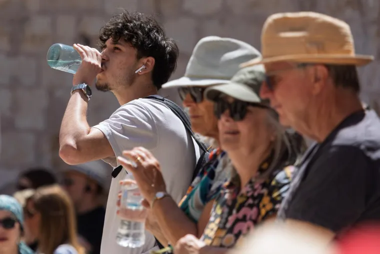 Vrućine izmamile ljude na plaže, a pazite gdje su Slavonci potražili osvježenje