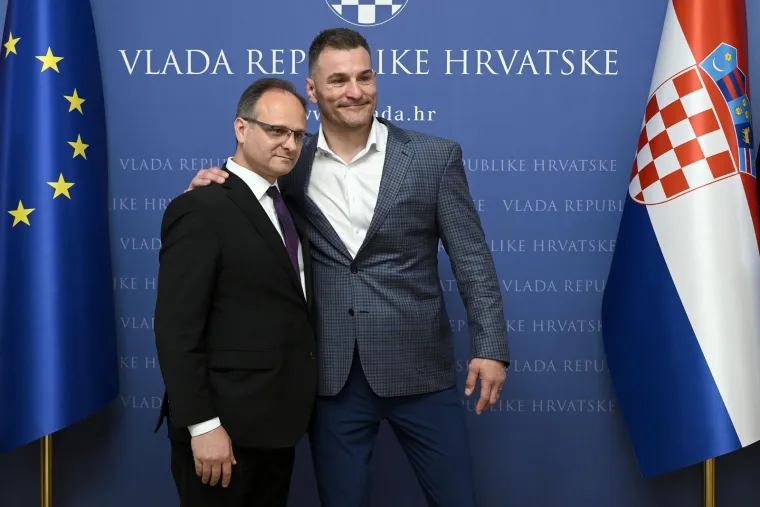 Stipe Miočić stigao u Banske dvore i dobio domovnicu: Plenković se hvalio poklonom koji je dobio