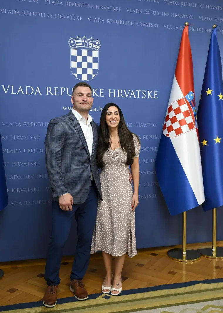 Stipe Miočić stigao u Banske dvore i dobio domovnicu: Plenković se hvalio poklonom koji je dobio