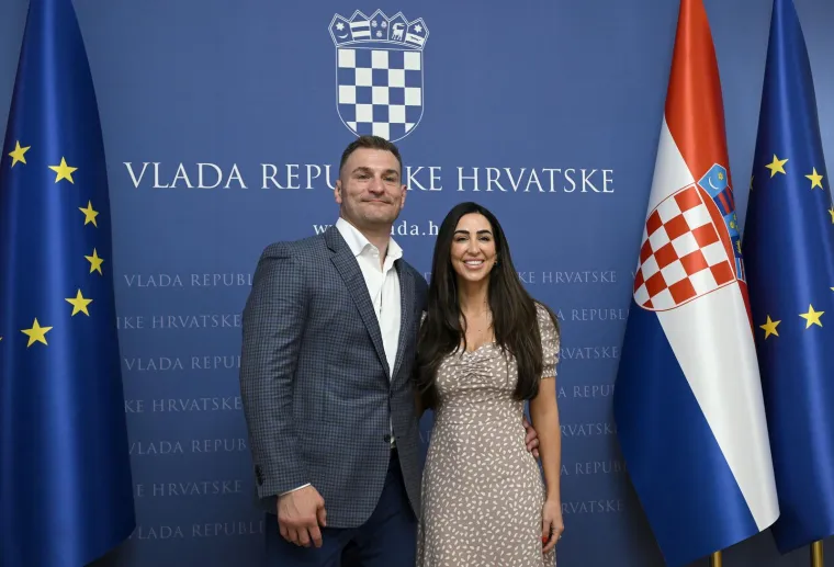 Stipe Miočić stigao u Banske dvore i dobio domovnicu: Plenković se hvalio poklonom koji je dobio