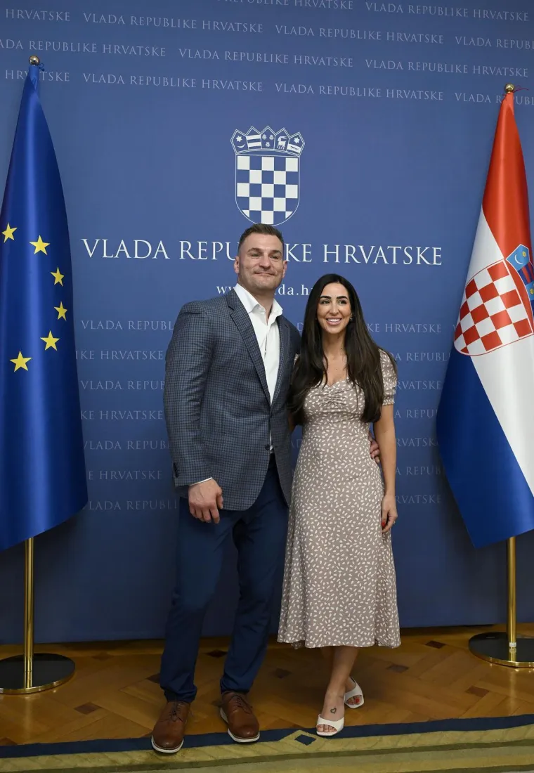 Stipe Miočić stigao u Banske dvore i dobio domovnicu: Plenković se hvalio poklonom koji je dobio