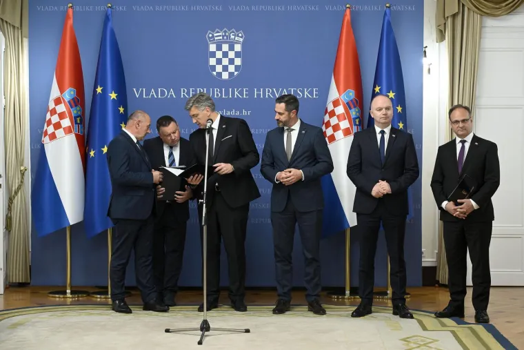 Stipe Miočić stigao u Banske dvore i dobio domovnicu: Plenković se hvalio poklonom koji je dobio