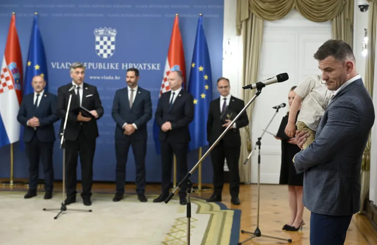 Stipe Miočić stigao u Banske dvore i dobio domovnicu: Plenković se hvalio poklonom koji je dobio