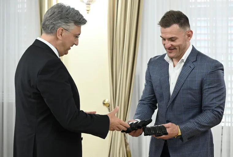 Stipe Miočić stigao u Banske dvore i dobio domovnicu: Plenković se hvalio poklonom koji je dobio