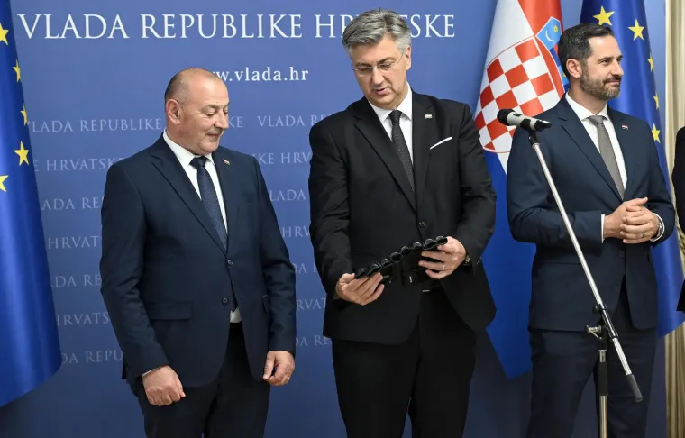 Stipe Miočić stigao u Banske dvore i dobio domovnicu: Plenković se hvalio poklonom koji je dobio