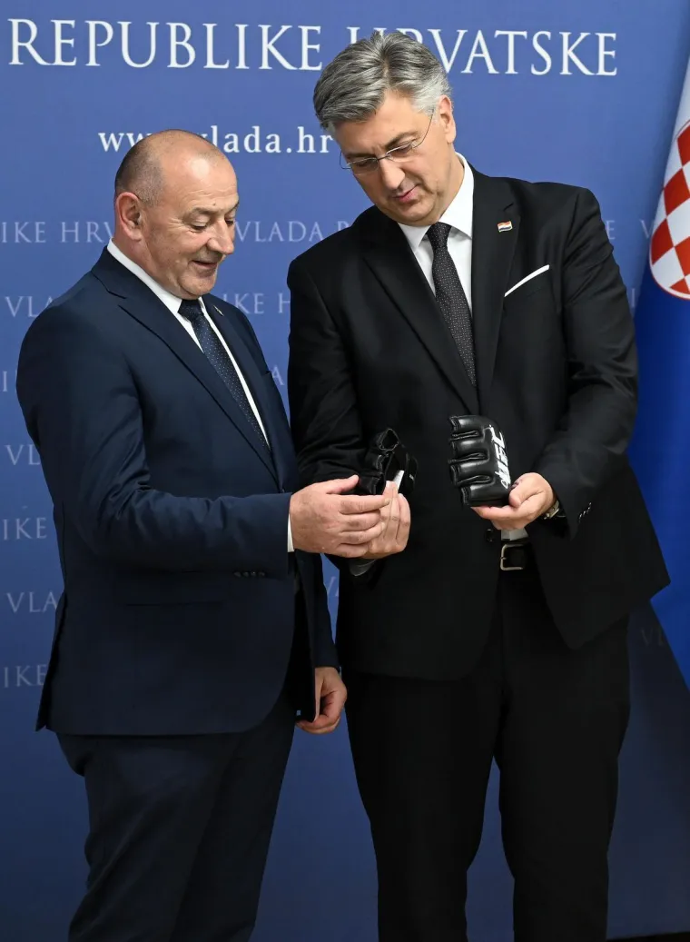 Stipe Miočić stigao u Banske dvore i dobio domovnicu: Plenković se hvalio poklonom koji je dobio