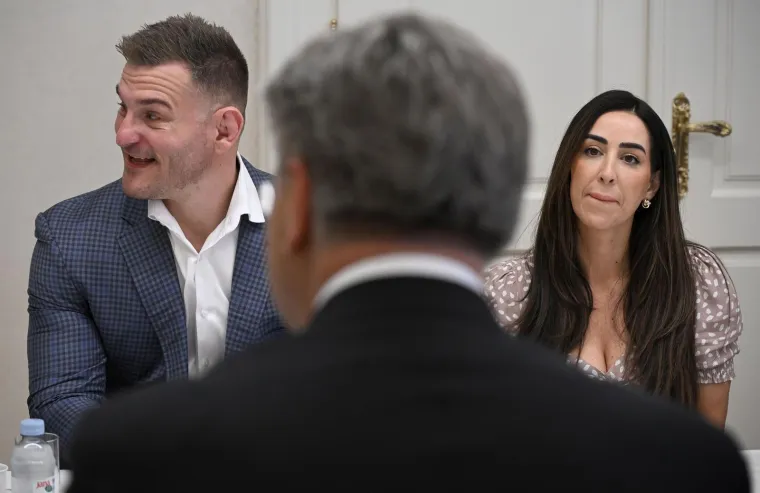 Stipe Miočić stigao u Banske dvore i dobio domovnicu: Plenković se hvalio poklonom koji je dobio