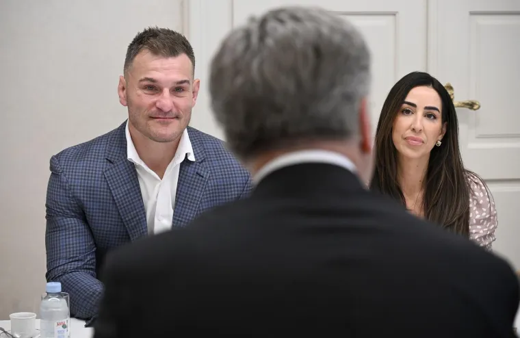 Stipe Miočić stigao u Banske dvore i dobio domovnicu: Plenković se hvalio poklonom koji je dobio