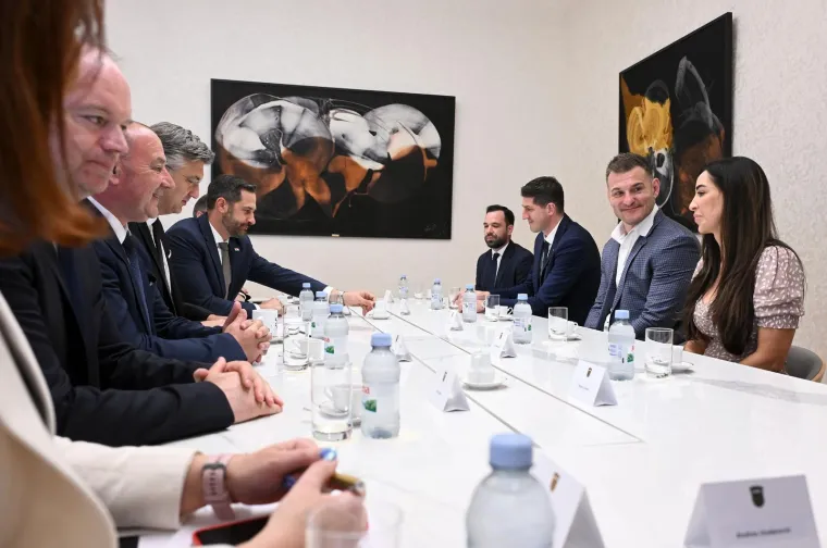 Stipe Miočić stigao u Banske dvore i dobio domovnicu: Plenković se hvalio poklonom koji je dobio