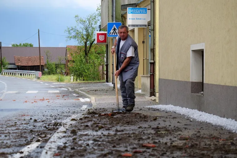 Olujna ćelija pogodila susjede, zasula ih gigantska tuča: 'Uklanjali smo je bagerom'