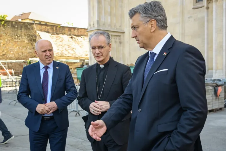 Plenković s kacigom u obilasku Zagrebačke katedrale: Pogledajte kako sad izgleda unutrašnjost