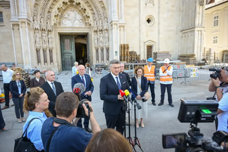 Plenković s kacigom u obilasku Zagrebačke katedrale: Pogledajte kako sad izgleda unutrašnjost
