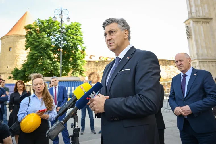 Plenković s kacigom u obilasku Zagrebačke katedrale: Pogledajte kako sad izgleda unutrašnjost