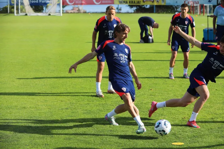 Vatreni potpuno posvećeni putu na SP: Mladi Vu&scaron;ković upija sve &scaron;to rade stariji, Fruk niže krugove