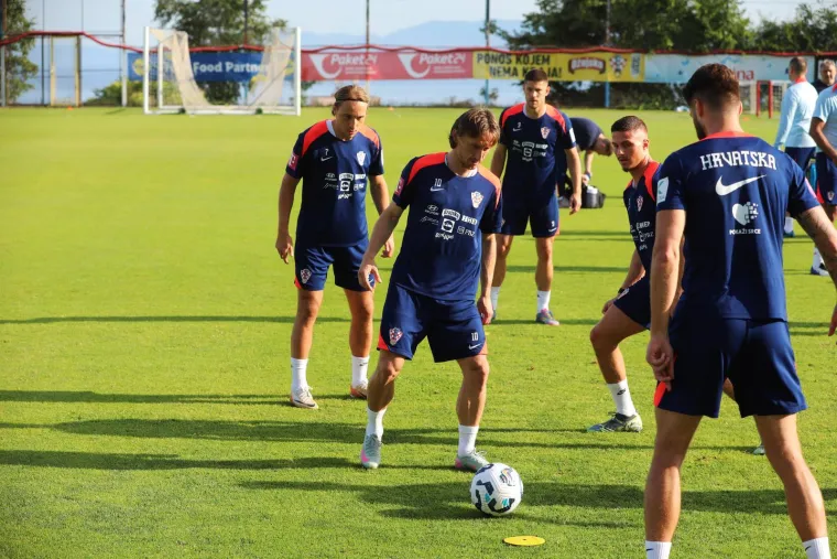 Vatreni potpuno posvećeni putu na SP: Mladi Vu&scaron;ković upija sve &scaron;to rade stariji, Fruk niže krugove