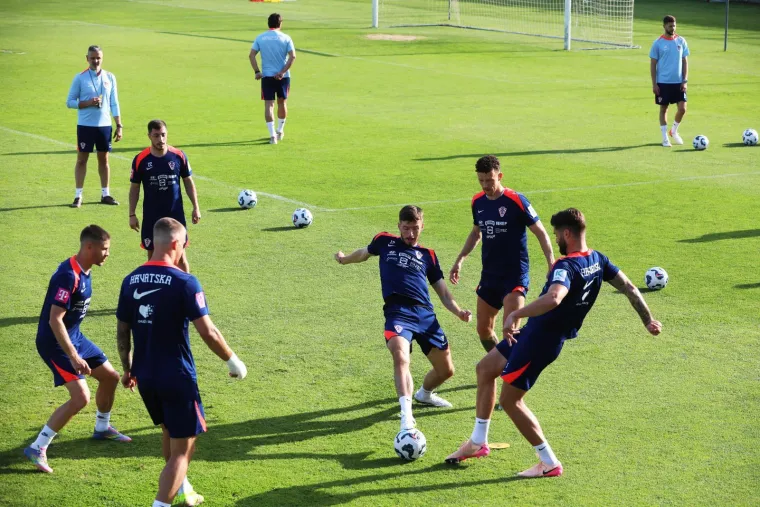 Vatreni potpuno posvećeni putu na SP: Mladi Vu&scaron;ković upija sve &scaron;to rade stariji, Fruk niže krugove