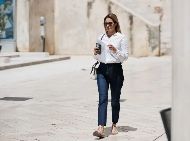 Puf rukavi i haljinice iznad koljena: Djevojke u ljetnim komadima kao princeze