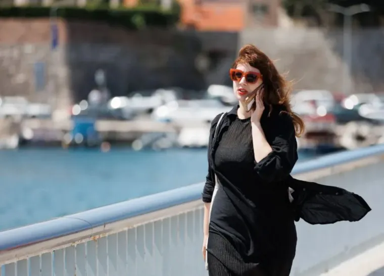 Puf rukavi i haljinice iznad koljena: Djevojke u ljetnim komadima kao princeze