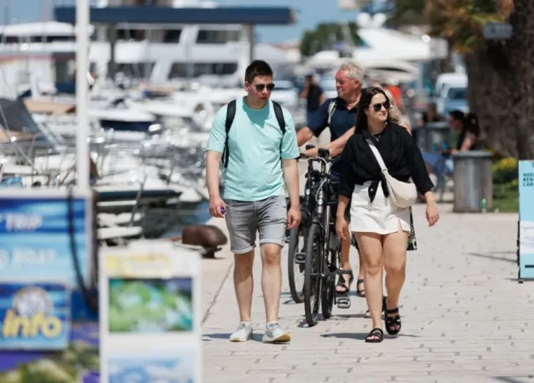 Puf rukavi i haljinice iznad koljena: Djevojke u ljetnim komadima kao princeze