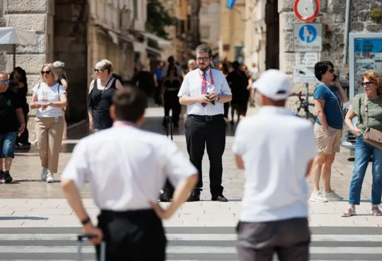 Puf rukavi i haljinice iznad koljena: Djevojke u ljetnim komadima kao princeze