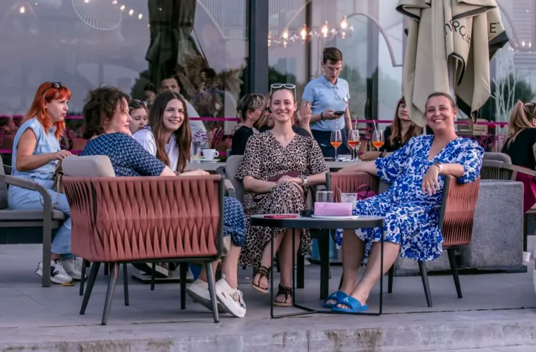 Zanosna brineta ubirala je poglede: Projurila Osijekom, pokazala isklesan trbuh i noge