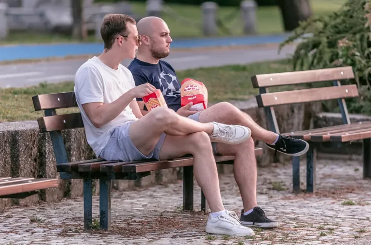 Zanosna brineta ubirala je poglede: Projurila Osijekom, pokazala isklesan trbuh i noge