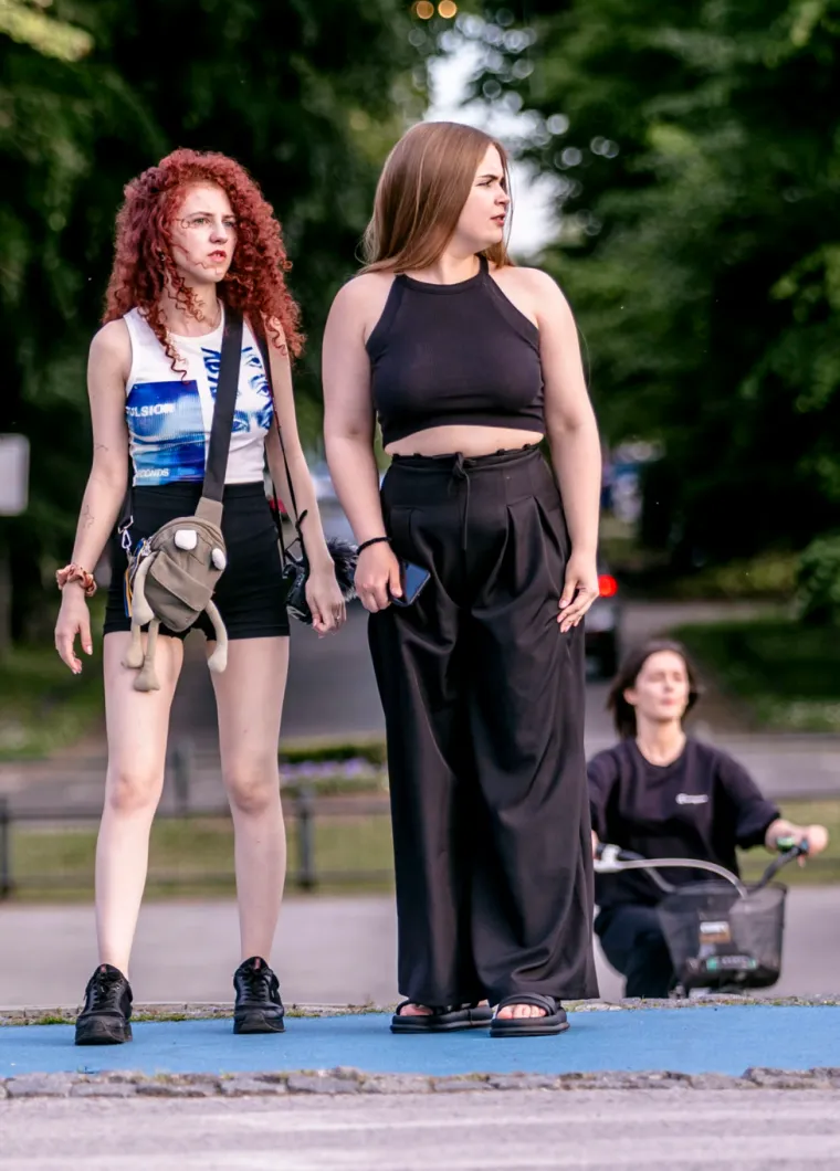 Zanosna brineta ubirala je poglede: Projurila Osijekom, pokazala isklesan trbuh i noge