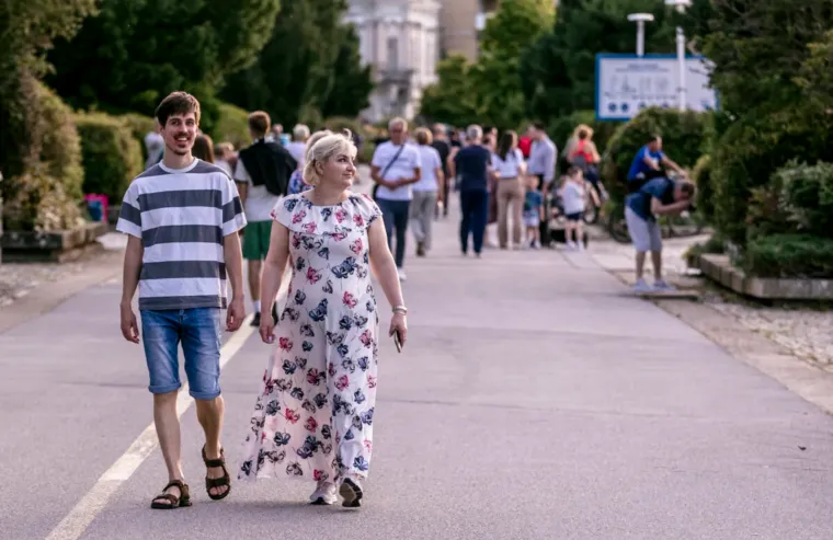 Zanosna brineta ubirala je poglede: Projurila Osijekom, pokazala isklesan trbuh i noge