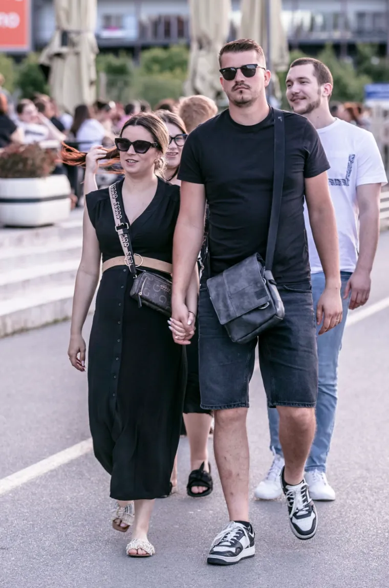 Zanosna brineta ubirala je poglede: Projurila Osijekom, pokazala isklesan trbuh i noge