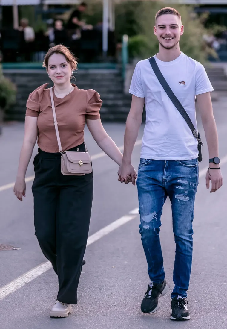 Zanosna brineta ubirala je poglede: Projurila Osijekom, pokazala isklesan trbuh i noge