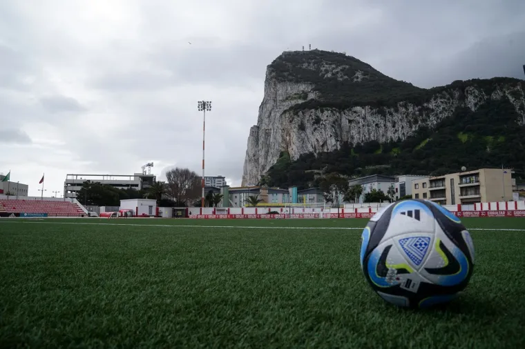 Sreća da Vatreni ne igraju na ovom stadionu: Iznad glava bi im letjeli - avioni