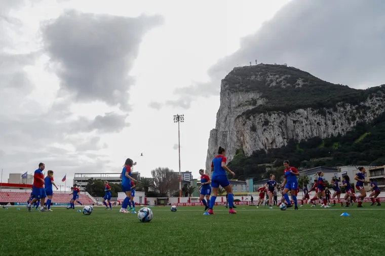 Sreća da Vatreni ne igraju na ovom stadionu: Iznad glava bi im letjeli - avioni