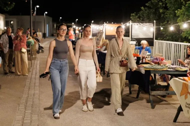 Ma vidi ti romantike: Golupčiće u Zadru koncert odveo u zagrljaj, pao i strastveni poljubac