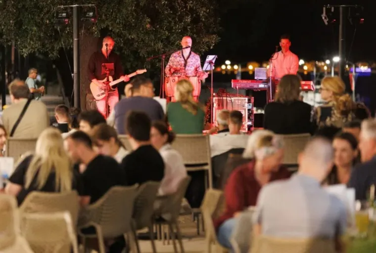 Ma vidi ti romantike: Golupčiće u Zadru koncert odveo u zagrljaj, pao i strastveni poljubac