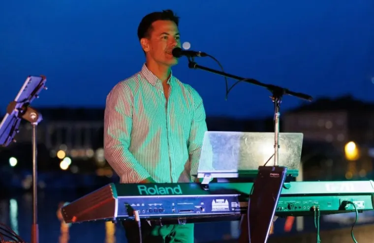 Ma vidi ti romantike: Golupčiće u Zadru koncert odveo u zagrljaj, pao i strastveni poljubac