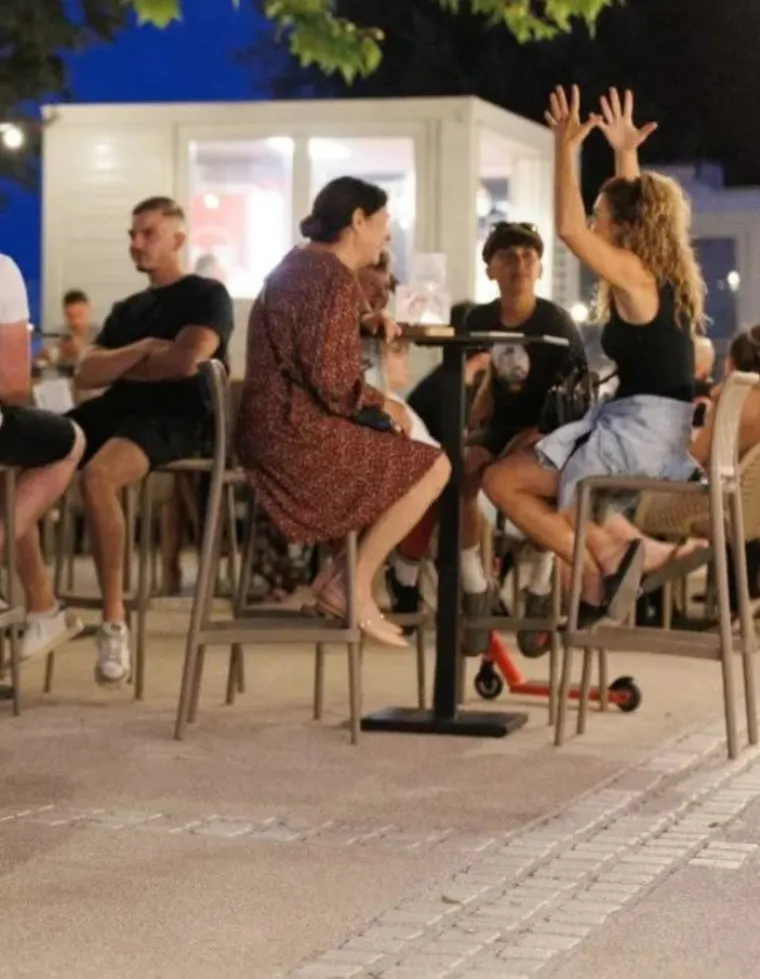 Ma vidi ti romantike: Golupčiće u Zadru koncert odveo u zagrljaj, pao i strastveni poljubac