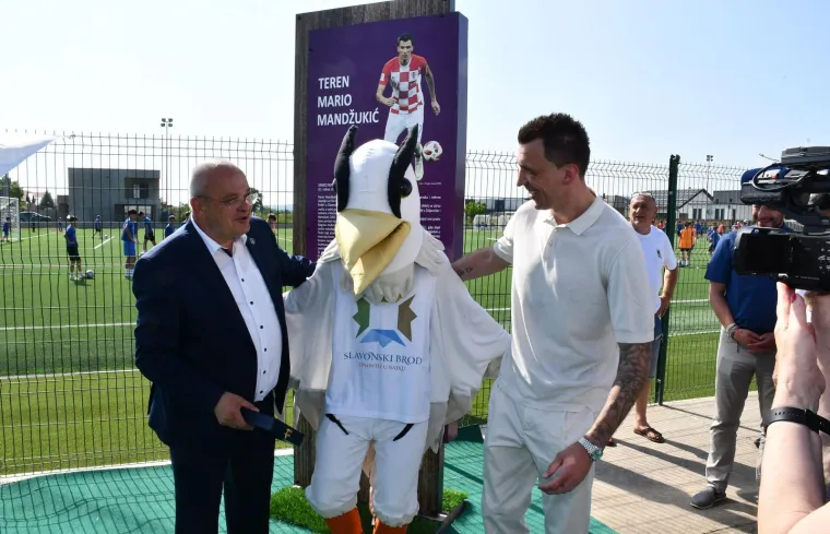 Mandžukić kao najveći mrgud stigao na otvaranje terena s njegovim imenom: Evo kako mu je maskota izmamila osmijeh