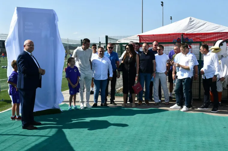 Mandžukić kao najveći mrgud stigao na otvaranje terena s njegovim imenom: Evo kako mu je maskota izmamila osmijeh