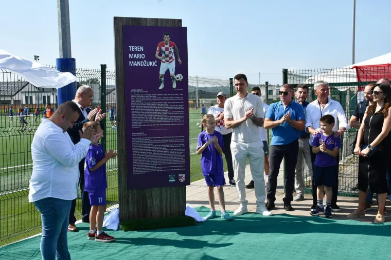 Mandžukić kao najveći mrgud stigao na otvaranje terena s njegovim imenom: Evo kako mu je maskota izmamila osmijeh