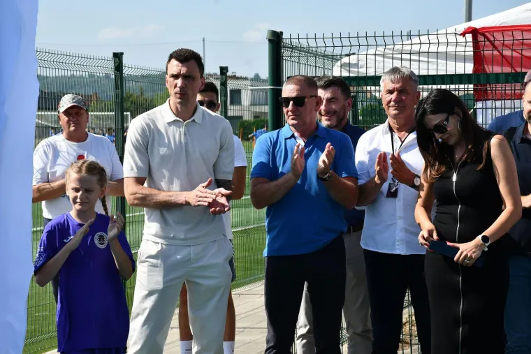Mandžukić kao najveći mrgud stigao na otvaranje terena s njegovim imenom: Evo kako mu je maskota izmamila osmijeh