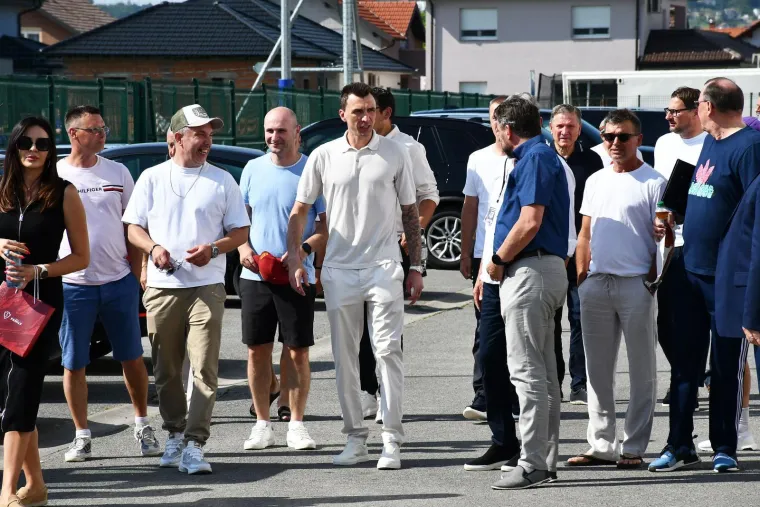 Mandžukić kao najveći mrgud stigao na otvaranje terena s njegovim imenom: Evo kako mu je maskota izmamila osmijeh