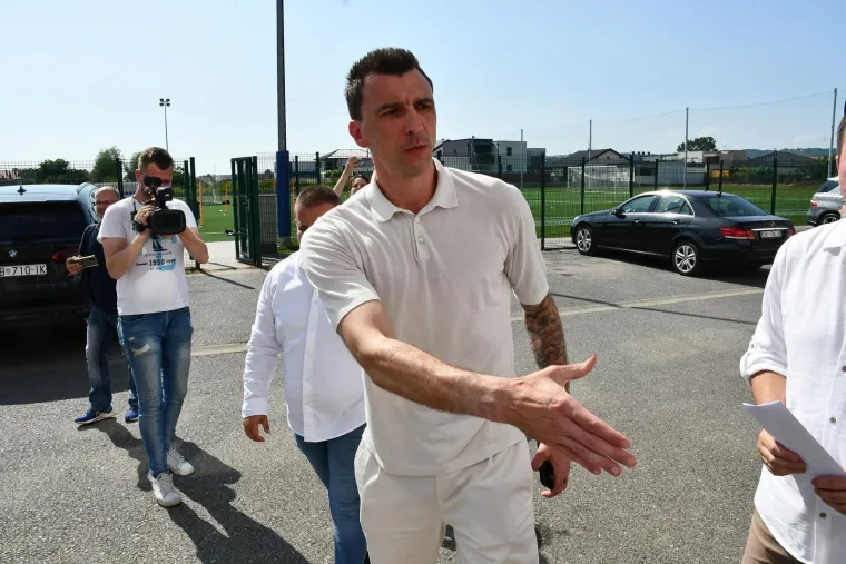 Mandžukić kao najveći mrgud stigao na otvaranje terena s njegovim imenom: Evo kako mu je maskota izmamila osmijeh