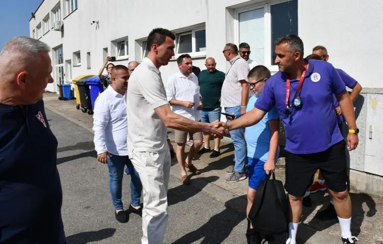 Mandžukić kao najveći mrgud stigao na otvaranje terena s njegovim imenom: Evo kako mu je maskota izmamila osmijeh