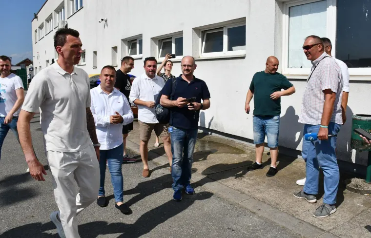 Mandžukić kao najveći mrgud stigao na otvaranje terena s njegovim imenom: Evo kako mu je maskota izmamila osmijeh