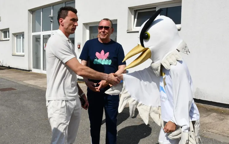 Mandžukić kao najveći mrgud stigao na otvaranje terena s njegovim imenom: Evo kako mu je maskota izmamila osmijeh