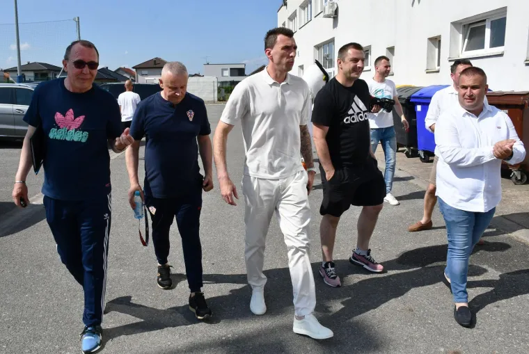 Mandžukić kao najveći mrgud stigao na otvaranje terena s njegovim imenom: Evo kako mu je maskota izmamila osmijeh